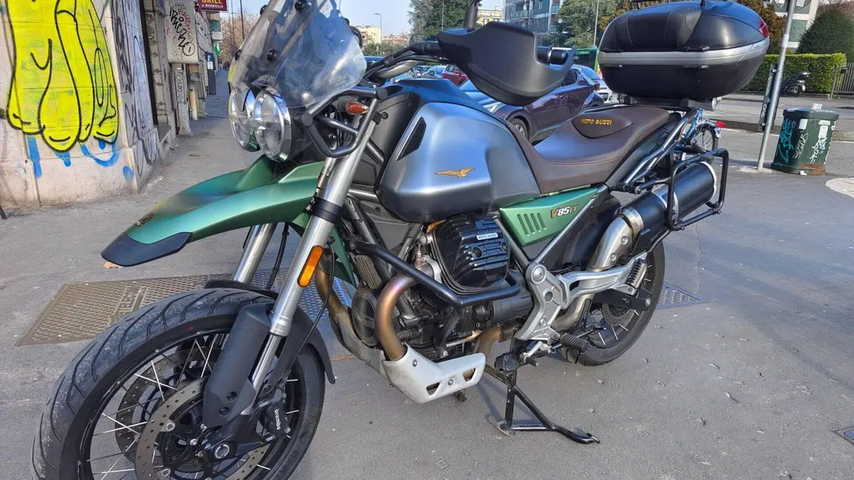 Moto Guzzi V85 TT Centenario (2021 - 22)  (2)