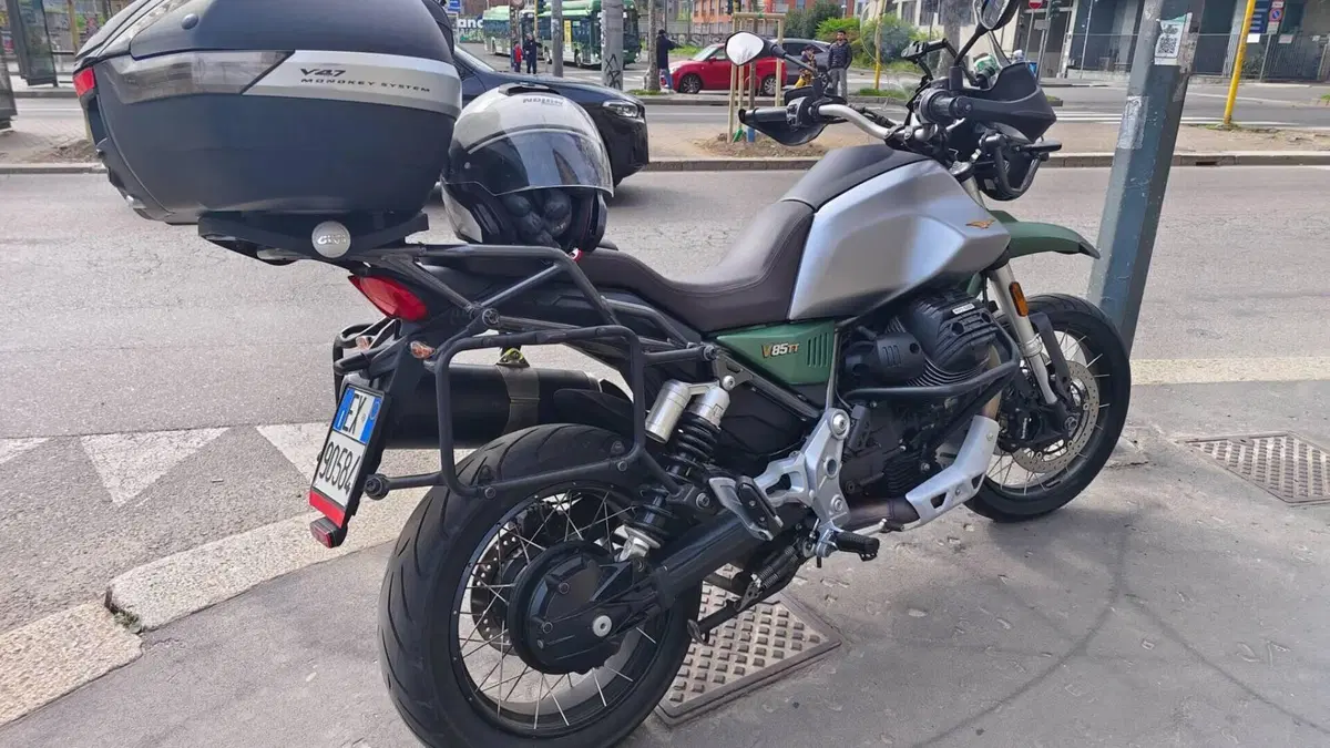 Moto Guzzi V85 TT Centenario (2021 - 22)  (3)