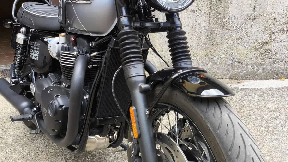 Triumph Bonneville T120 Black (2021 - 25)  (3)