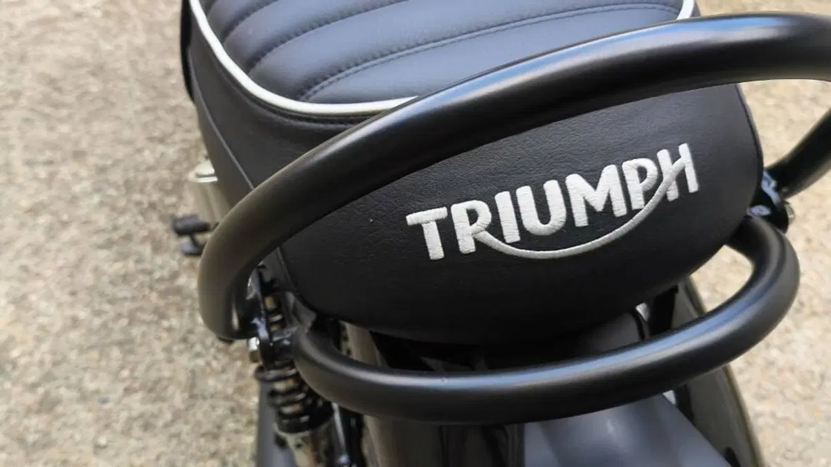 Triumph Bonneville T120 Black (2021 - 25)  (4)