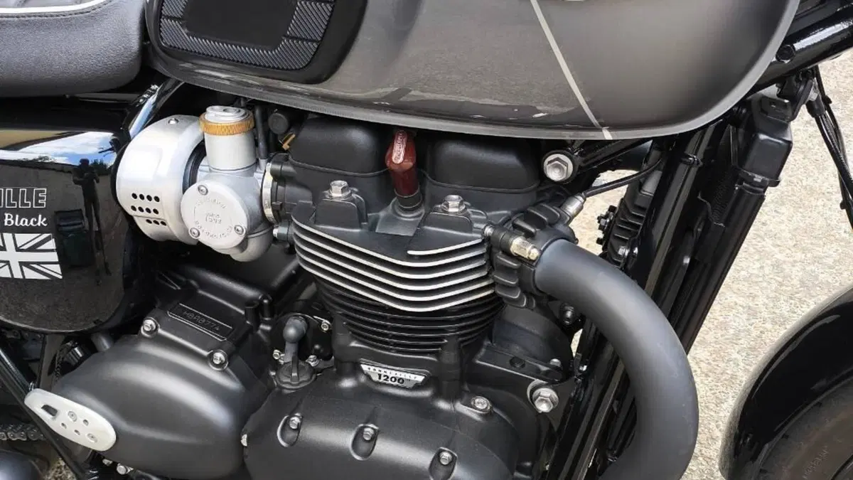 Triumph Bonneville T120 Black (2021 - 25)  (6)