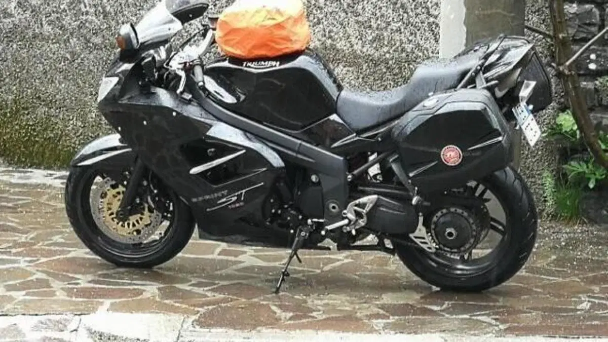Triumph Sprint 1050 ST  (2)