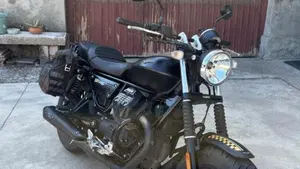 Moto Guzzi V9 Bobber (2016 - 18)  (3)