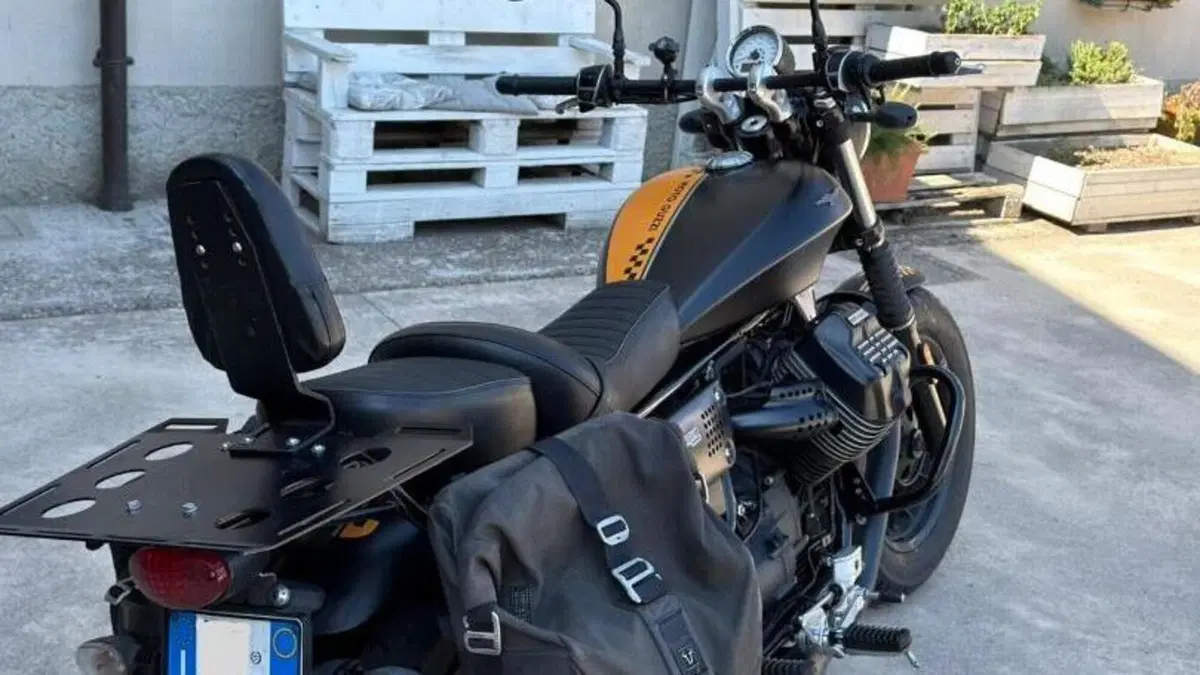 Moto Guzzi V9 Bobber (2016 - 18)  (4)