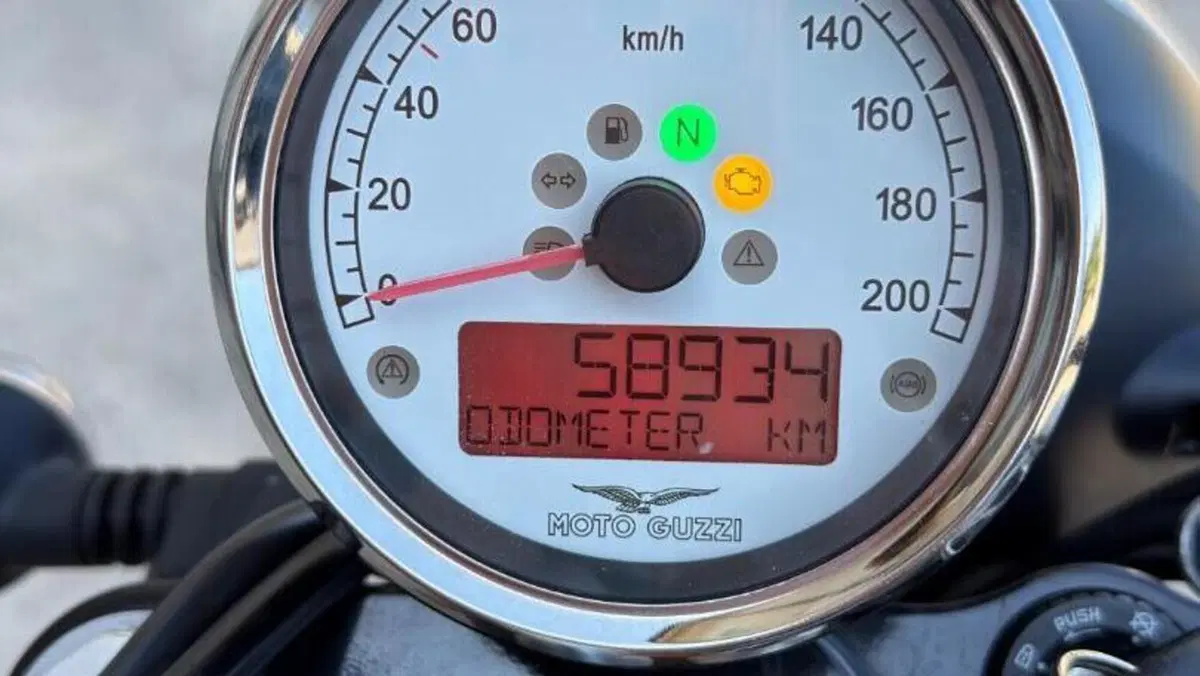 Moto Guzzi V9 Bobber (2016 - 18)  (7)