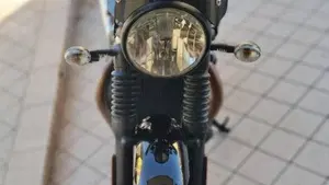 Triumph Speed Twin 900 Chrome Edition (2023)  (4)