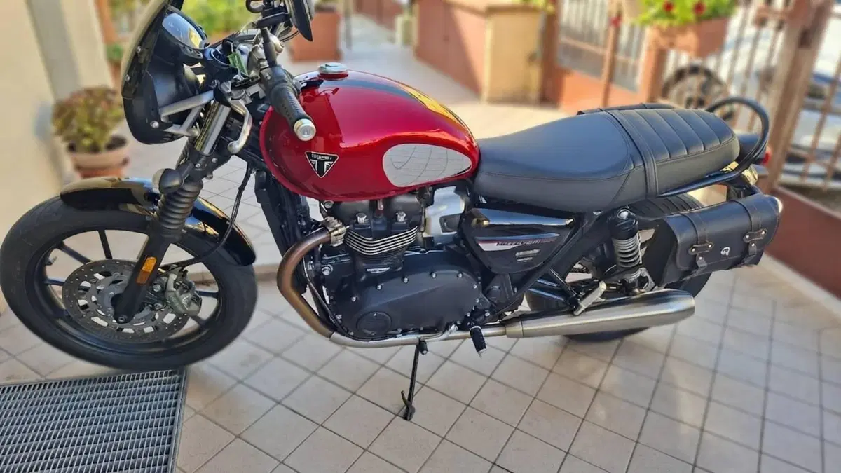 Triumph Speed Twin 900 Chrome Edition (2023)  (2)