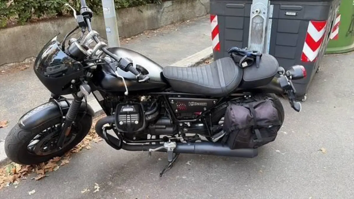 Moto Guzzi V9 Bobber (2018 - 20)  (3)