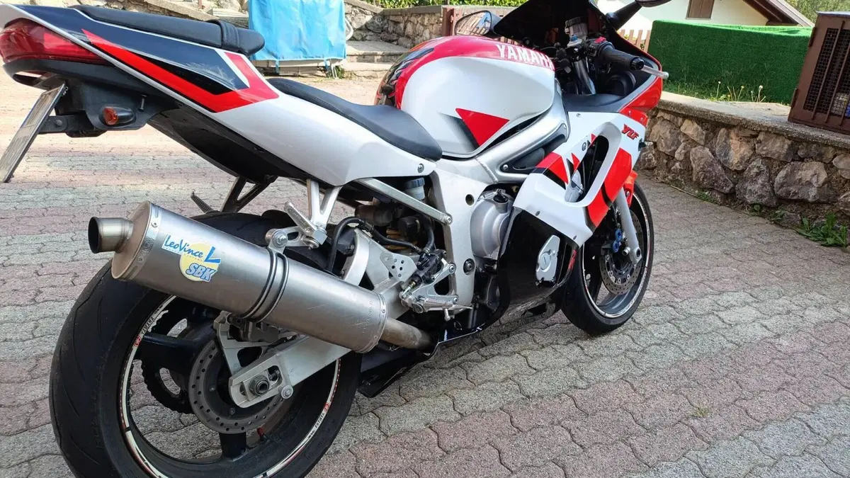 Yamaha YZF R6 (2003 - 04)  (2)