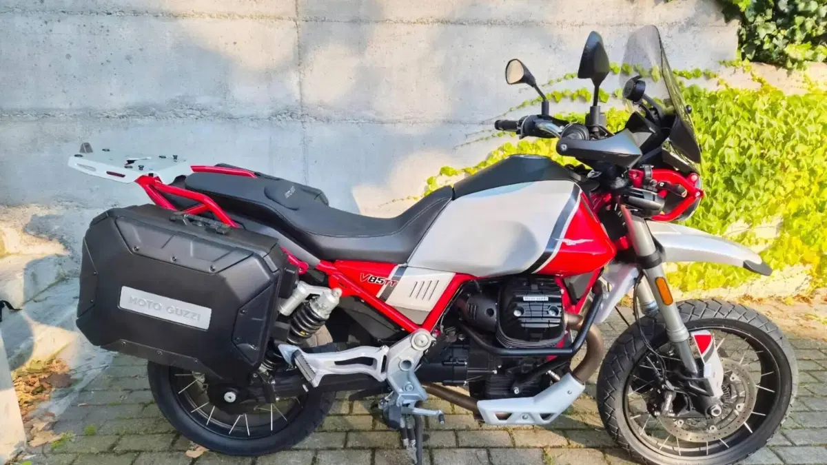 Moto Guzzi V85 TT Evocative Graphics (2019 - 20) 