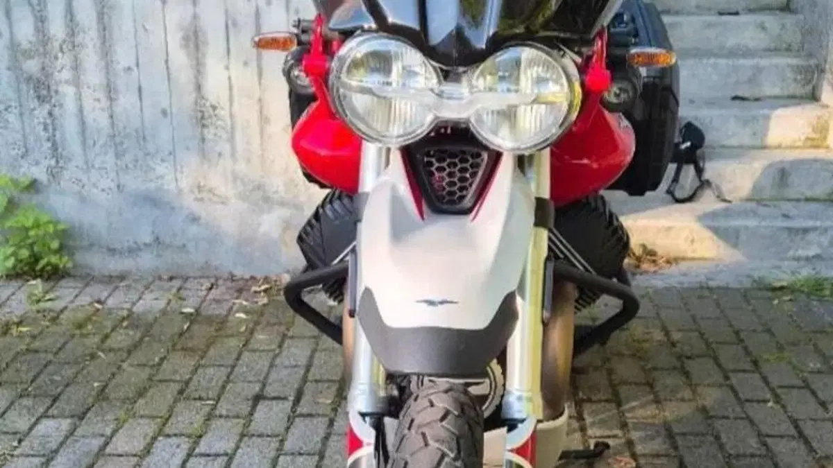 Moto Guzzi V85 TT Evocative Graphics (2019 - 20)  (2)