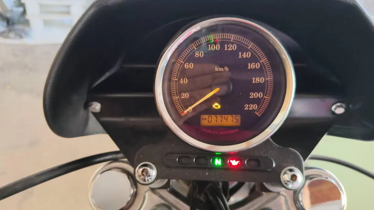 Harley-Davidson 883 Custom (2006 - 07) - XL 883C  (2)