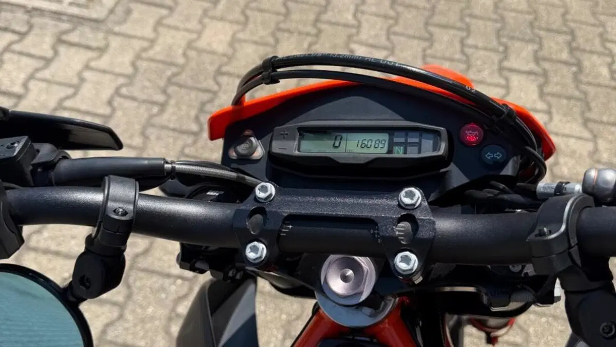 KTM 690 SMC R (2021 - 22)  (2)