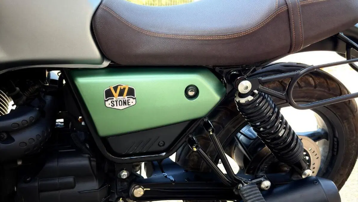 Moto Guzzi V7 Stone Centenario (2021 - 22)  (3)