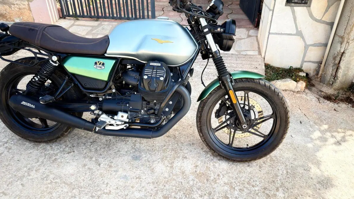 Moto Guzzi V7 Stone Centenario (2021 - 22)  (7)