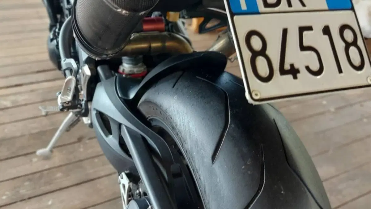 Triumph Speed Triple 1050 R ABS (2011 - 15)  (19)