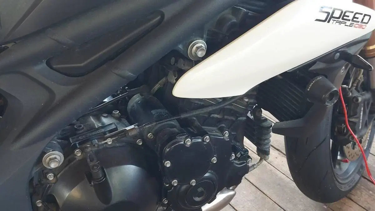 Triumph Speed Triple 1050 R ABS (2011 - 15)  (18)