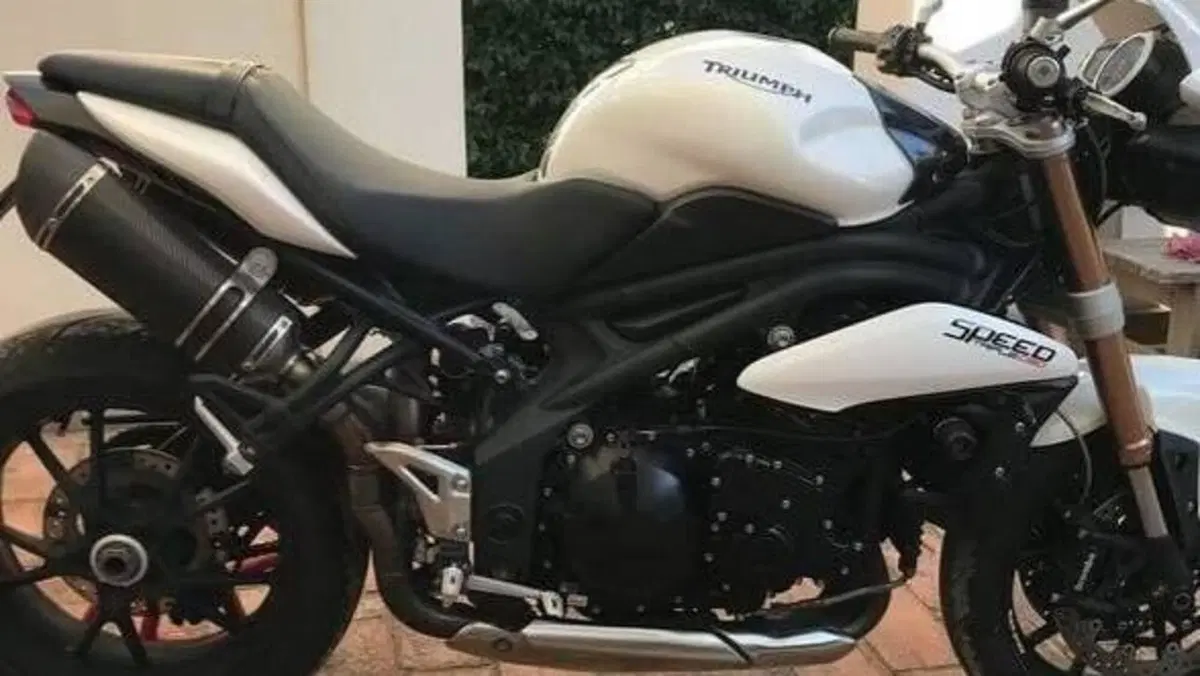 Triumph Speed Triple 1050 R ABS (2011 - 15)  (2)