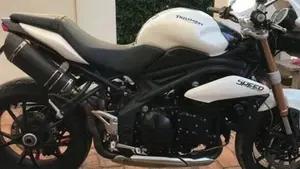 Triumph Speed Triple 1050 R ABS (2011 - 15)  (2)