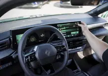Touch screen in auto, anche Renault frena: i tasti fisici non si toccano