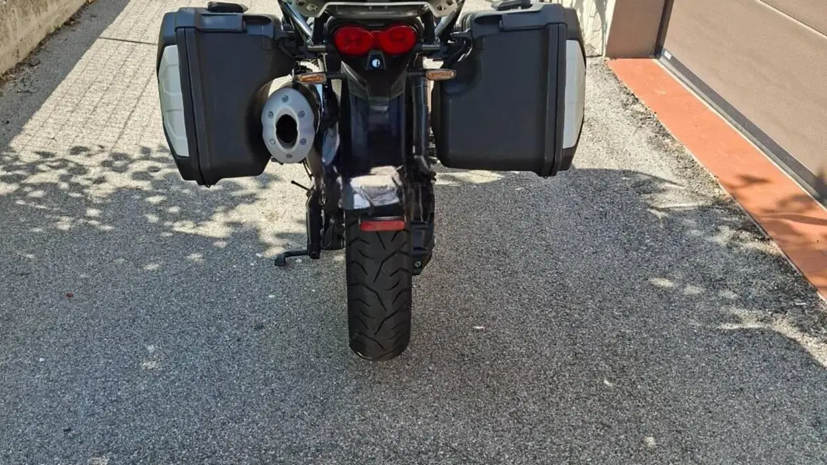 Moto Guzzi V85 TT Travel (2021 - 23) 