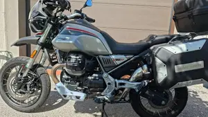 Moto Guzzi V85 TT Travel (2021 - 23)  (2)