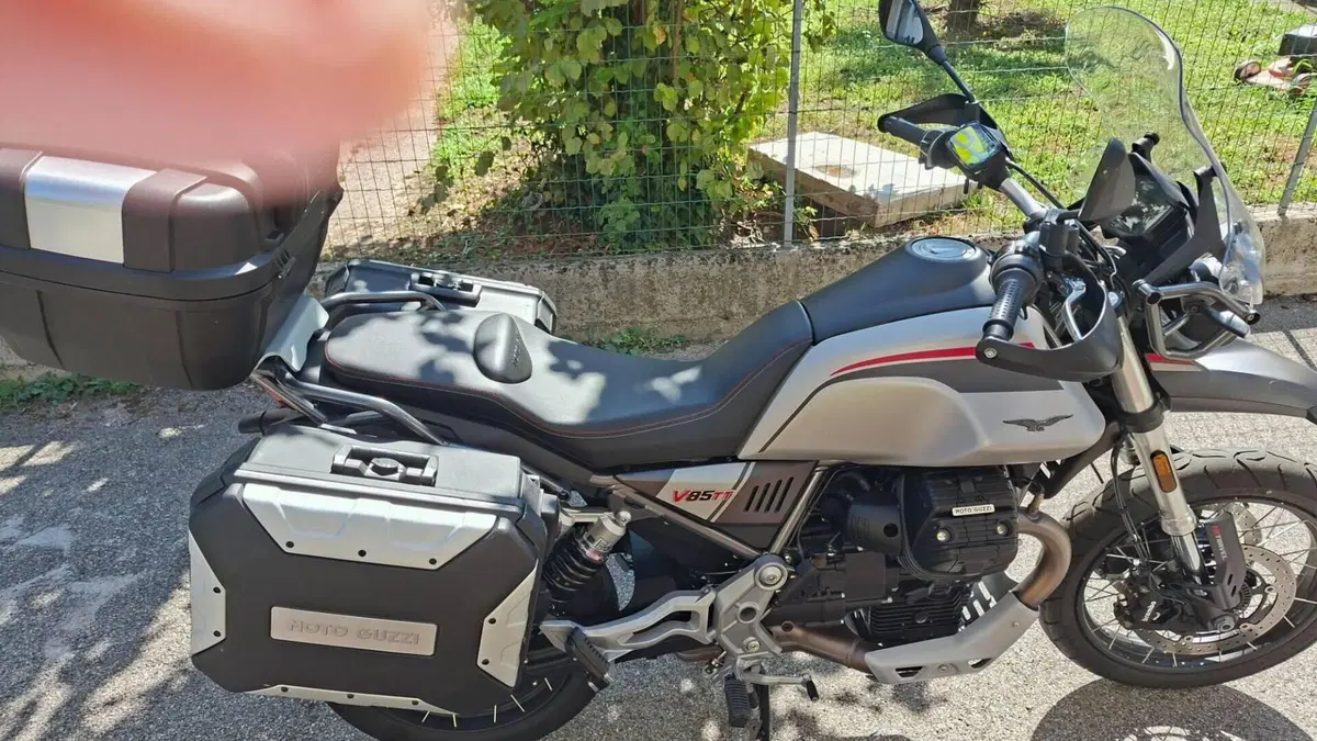 Moto Guzzi V85 TT Travel (2021 - 23)  (3)