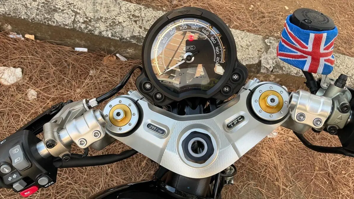 Triumph Bonneville Bobber TFC (2025)  (3)
