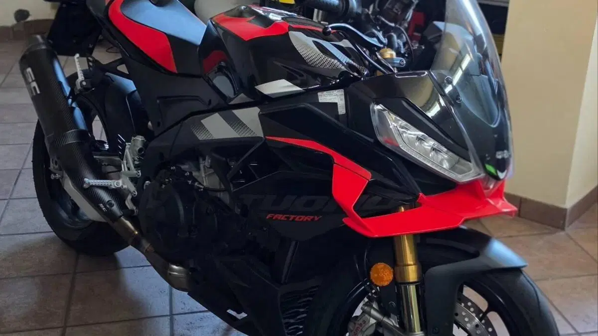 Aprilia Tuono V4 Factory (2025 - 26)  (2)