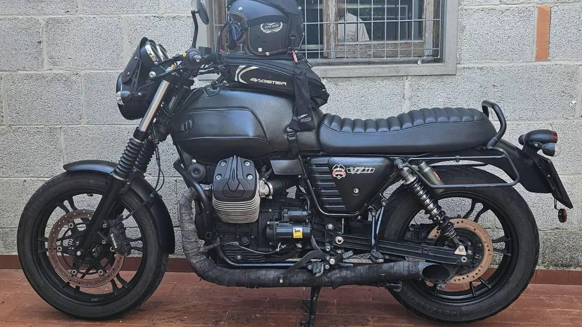 Moto Guzzi V7 II Stone (2015 - 17)  (2)