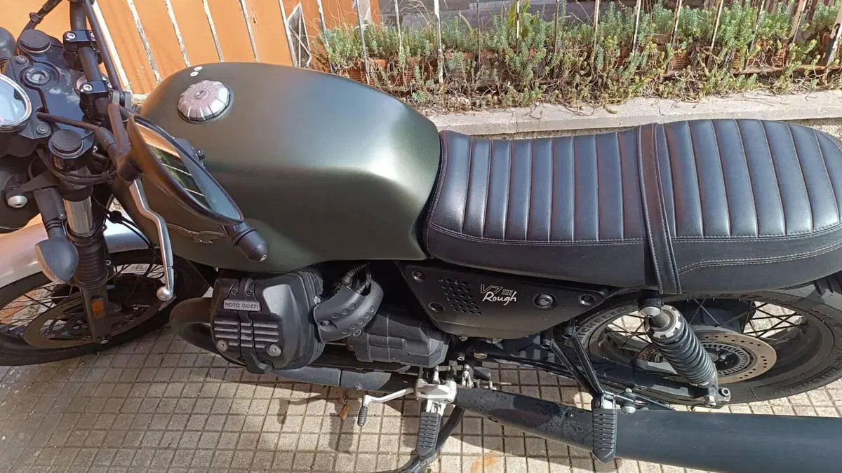 Moto Guzzi V7 III Rough (2018 - 20) 