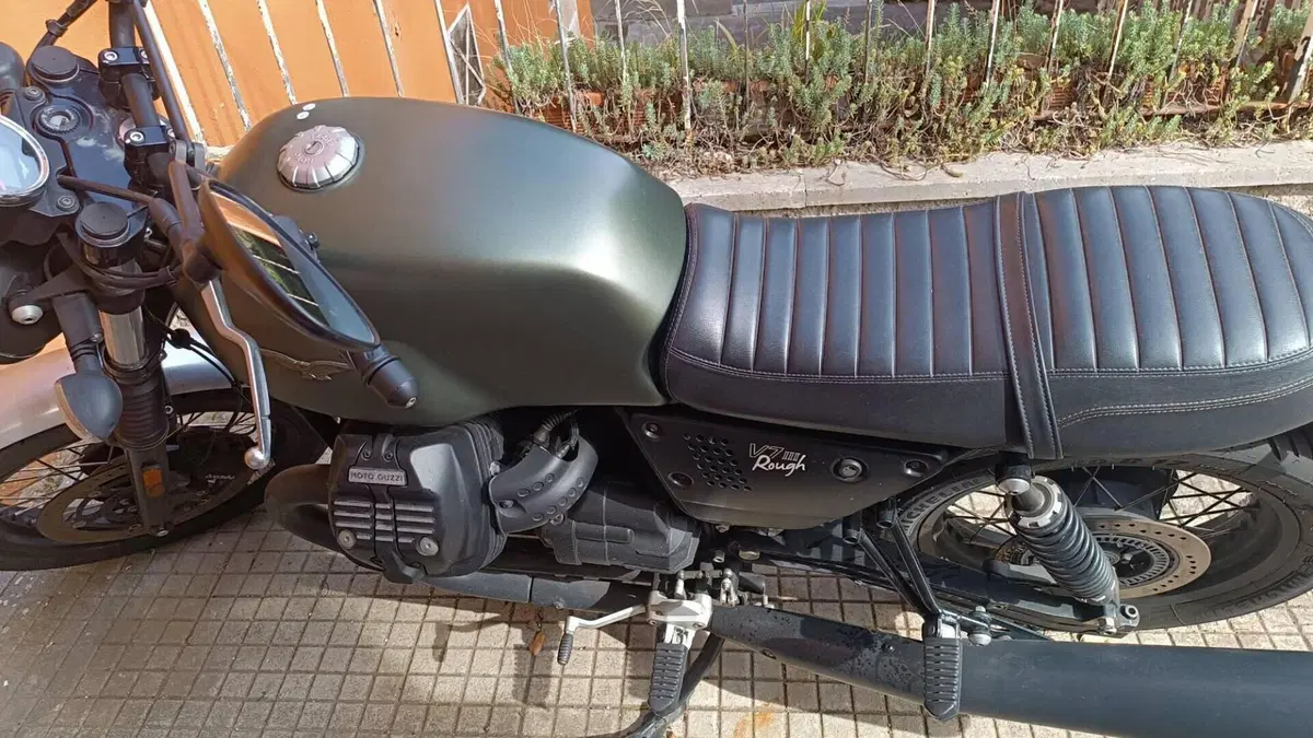 Moto Guzzi V7 III Rough (2018 - 20)  (5)