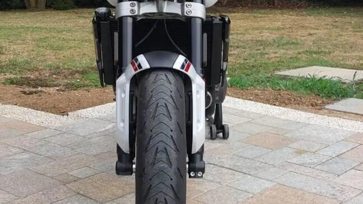 Triumph Trident 660 Triple Tribute Edition (2024)  (4)