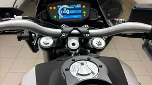 Moto Guzzi V85 TT Travel (2021 - 23)  (3)