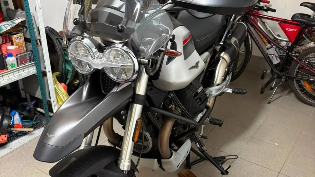 Moto Guzzi V85 TT Travel (2021 - 23)  (4)