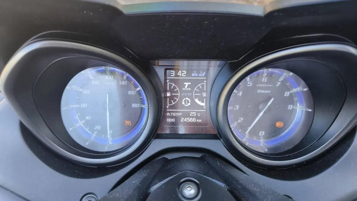 Yamaha T-Max 560 Tech Max (2021)  (8)