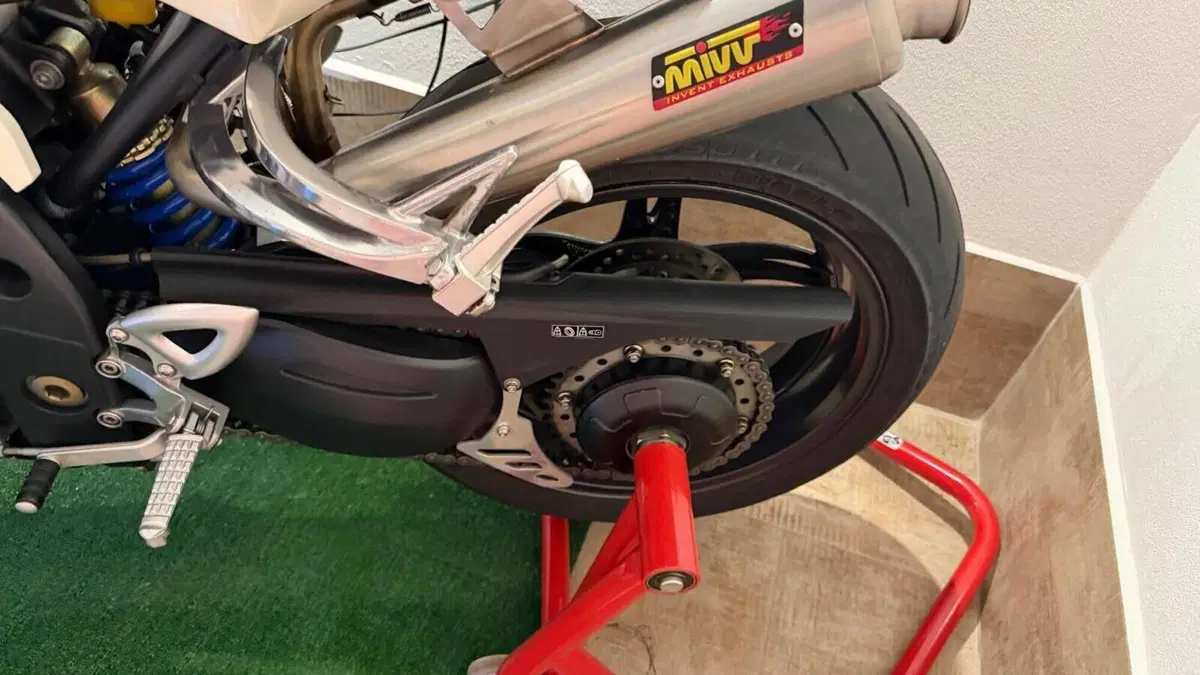 Triumph Speed Triple 1050 (2005 - 11)  (4)