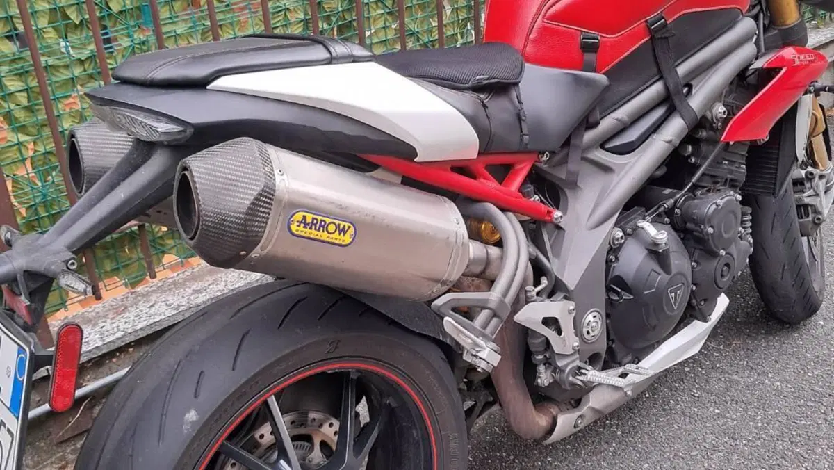 Triumph Speed Triple 1050 R ABS (2016 - 17)  (3)