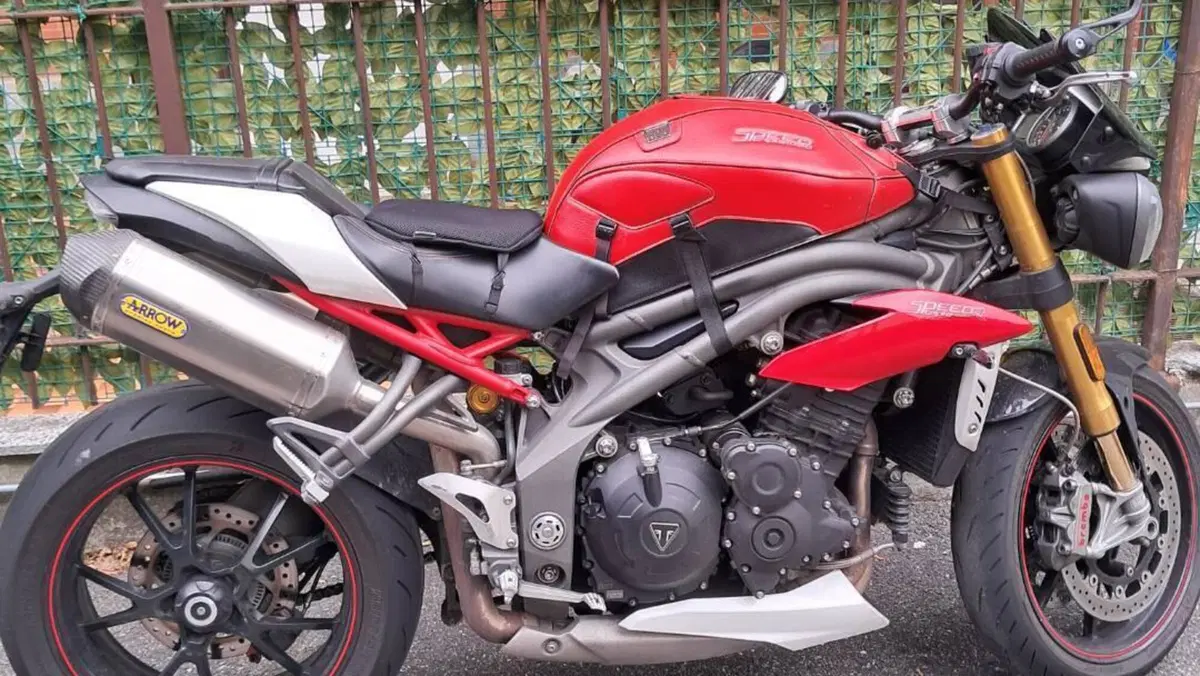 Triumph Speed Triple 1050 R ABS (2016 - 17)  (4)