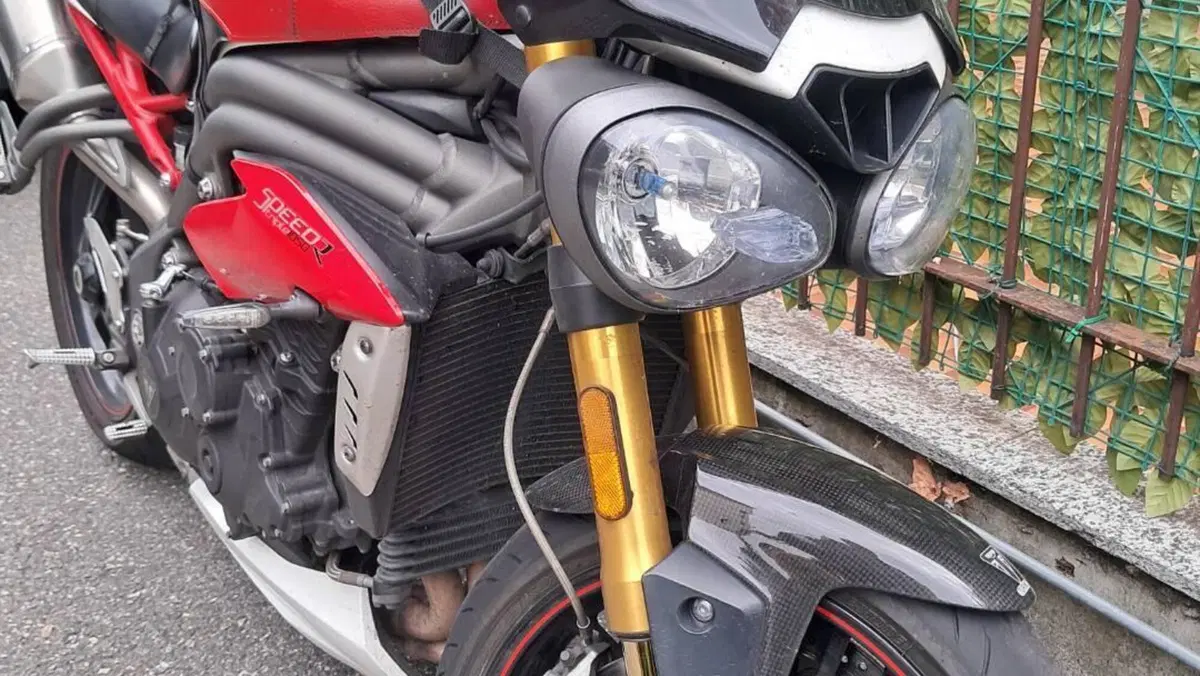 Triumph Speed Triple 1050 R ABS (2016 - 17)  (5)