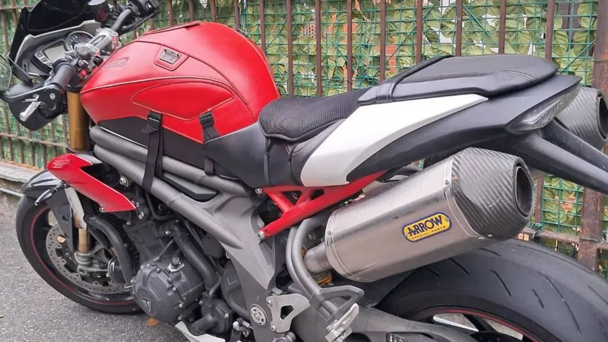 Triumph Speed Triple 1050 R ABS (2016 - 17)  (6)