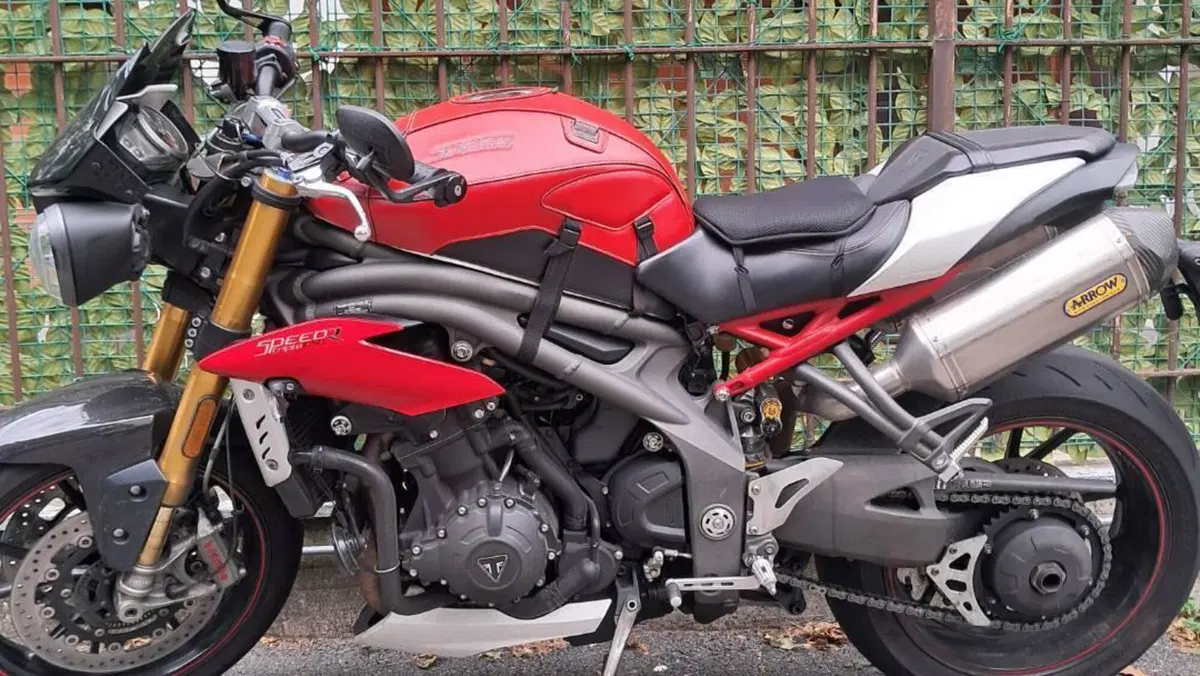 Triumph Speed Triple 1050 R ABS (2016 - 17)  (7)