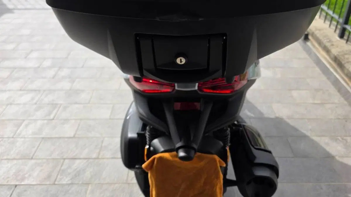 Yamaha X-Max 300 Tech Max (2025 - 26)  (3)