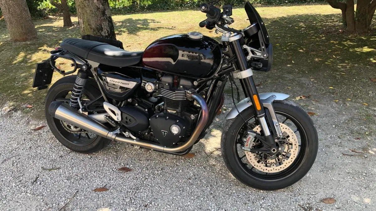 Triumph Speed Twin 1200 Stealth Edition (2024)  (2)