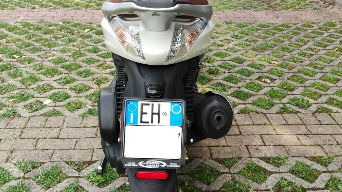 Piaggio Beverly 300 i.e. ABS-ASR (2016 - 20)  (2)
