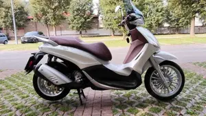 Piaggio Beverly 300 i.e. ABS-ASR (2016 - 20)  (3)