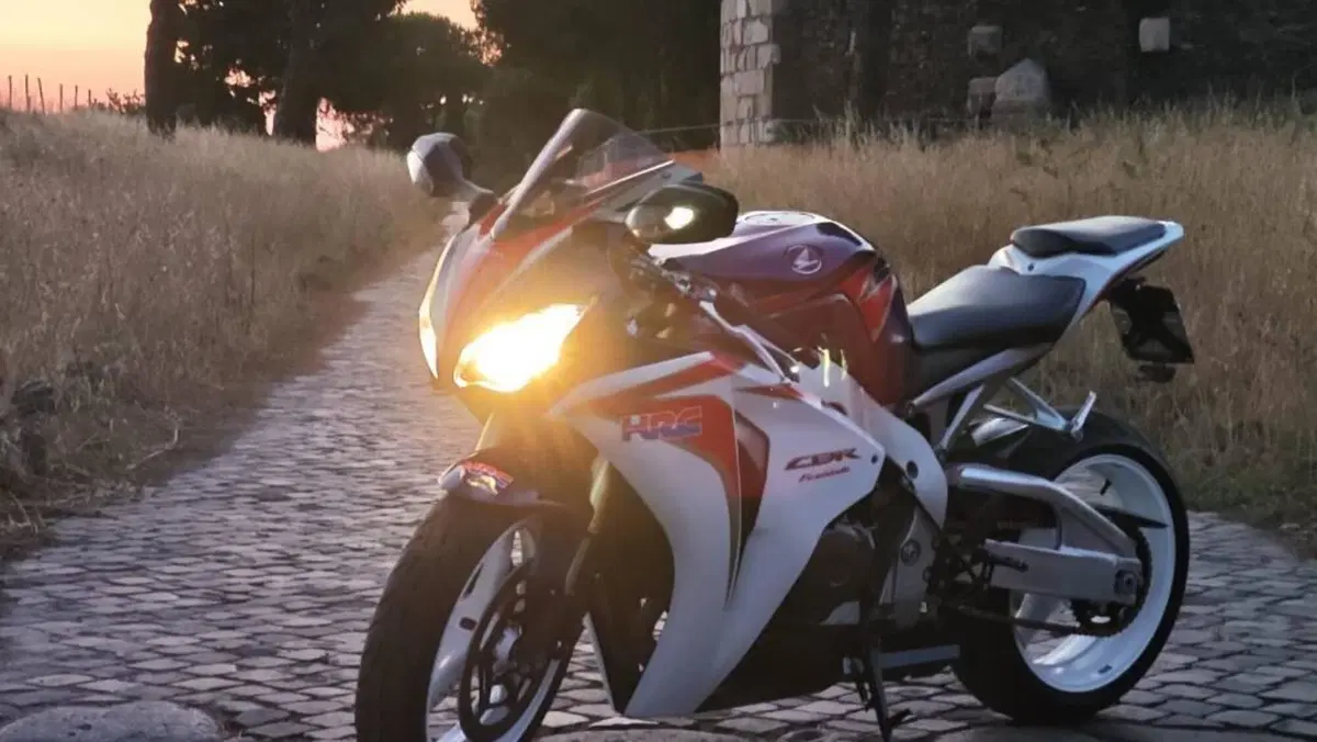 Honda CBR 1000 RR Fireblade (2008 - 11)  (2)