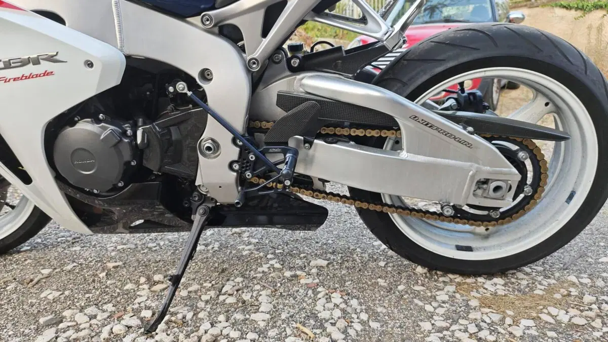 Honda CBR 1000 RR Fireblade (2008 - 11)  (4)