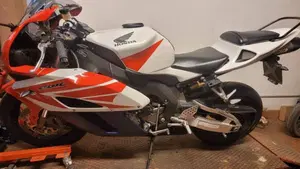 Honda CBR 1000 RR Fireblade (2004 - 05)  (3)