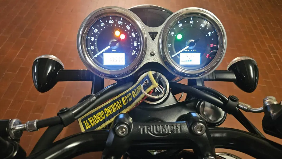 Triumph Bonneville T100 Black (2017 - 20)  (6)